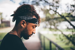 八字看姻缘，命带食伤生财的男命，属于感情专一的好男人